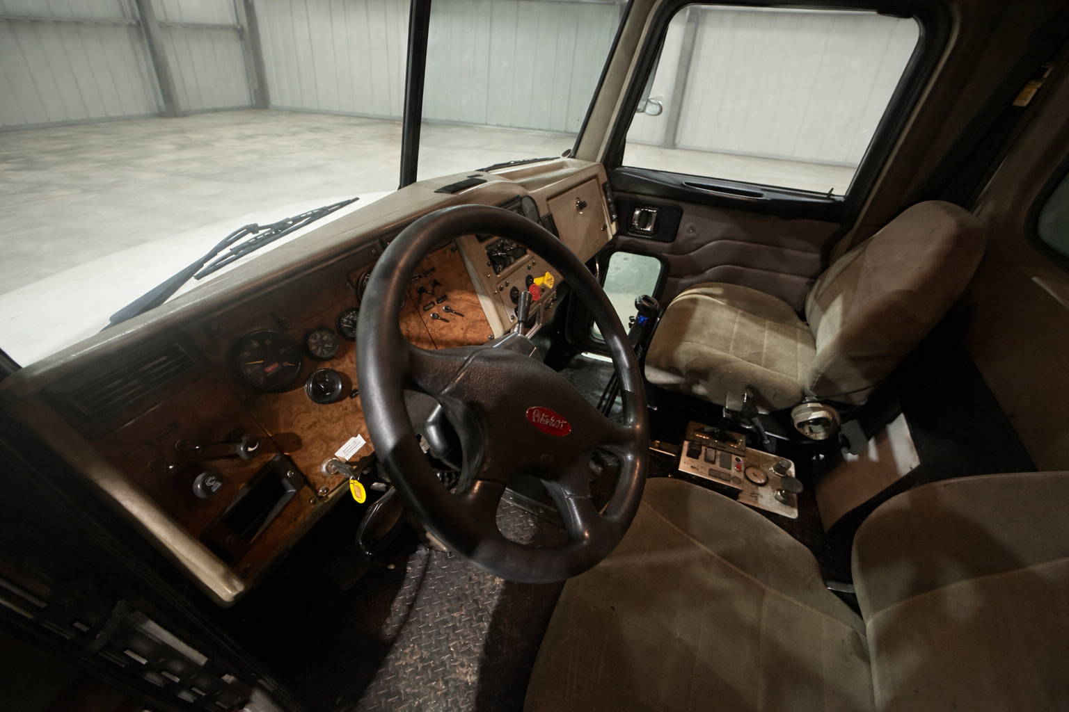 2005 PETERBILT 335 - Image 31